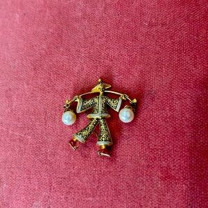 Vintage damascene 1950’s— man carries pearls